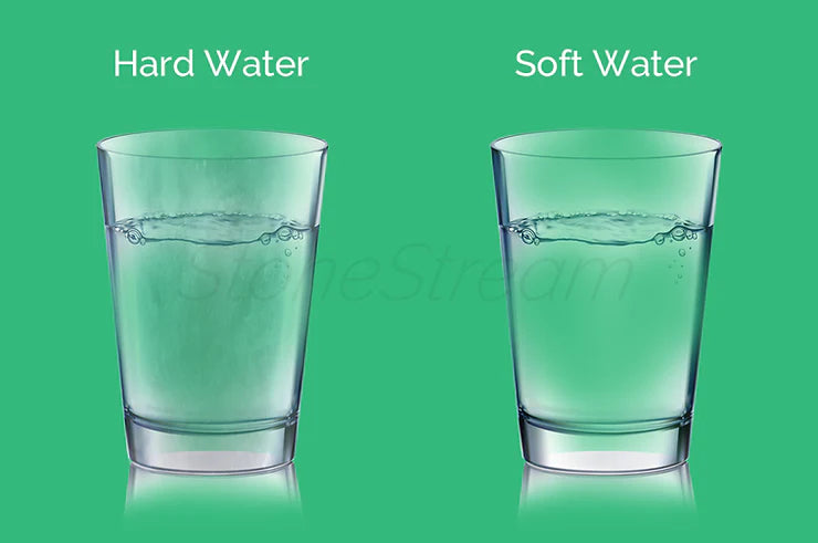 Comparaison entre eau dure et eau douce illustrant la différence de teneur en minéraux