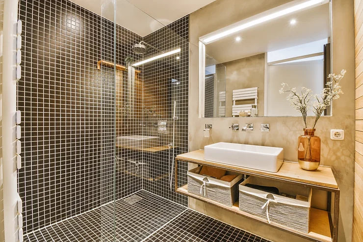 Idées de design de salle de bain avec équipements modernes et carrelage minimaliste