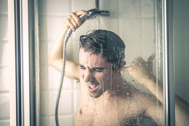 Diagnostic d'une pomme de douche StoneStream sifflante montrant les causes courantes et les solutions simples