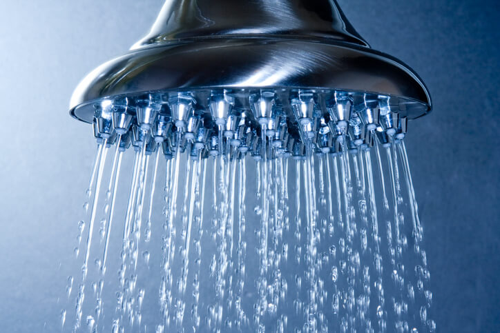 Traitement de l'eau au chlore dans une usine municipale avant d'arriver dans les douches domestiques